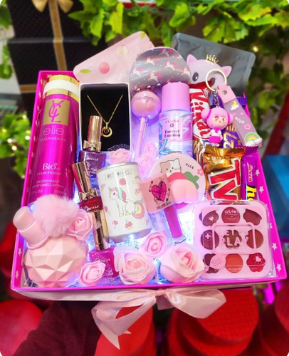 باکس هدیه لاکچری دخترانه مناسب ولنتاین و تولد